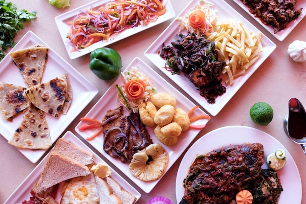 tăvi cu preparate diverse